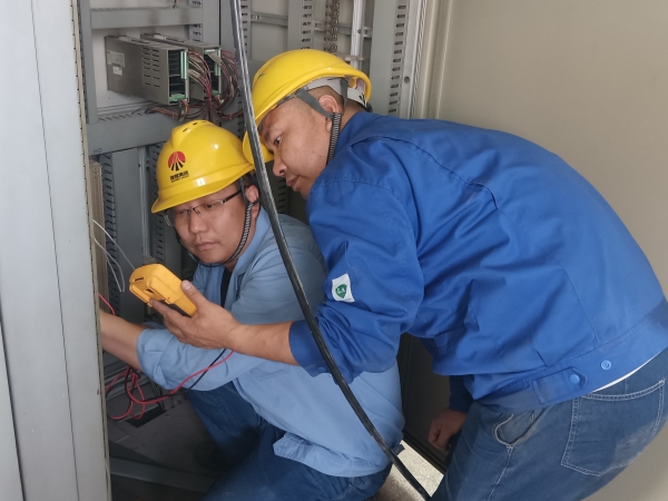 221745287215192717.jpg DCS升級(jí)改造現(xiàn)場(chǎng),計(jì)控電儀部呂鵬和王國棟在機(jī)柜間進(jìn)行電纜信號(hào)測(cè)試.jpg