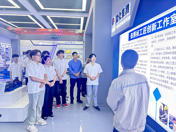 301748565072167245.jpg 參觀張博楨創(chuàng)新工作室.jpg