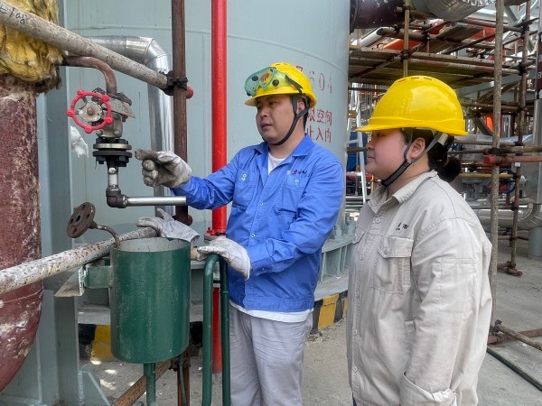 041751593568889517.jpg 妙筆生花的最美宣傳員閆夢在凈化現(xiàn)場向老師傅學(xué)習(xí).jpg