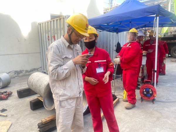 071751858603115309.jpg 安全員王行在801檢修現(xiàn)場(chǎng)逐一檢查安全措施的落實(shí).jpg