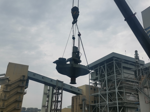 091752019746159231.jpg 舊設(shè)備吊出.jpg