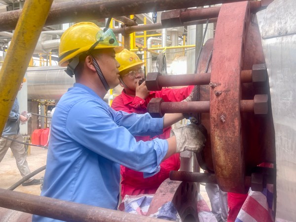 101752104968974622.jpg 檢修現(xiàn)場修造人員和 外協(xié)人員協(xié)同進(jìn)行配管對接工作.jpg