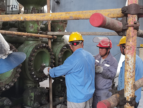 111752217102127197.jpg 7月10日,修造人員正在對發(fā)現(xiàn)的松動螺栓進行更換.jpg