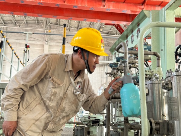 211753054344182471.jpg 工藝人員現(xiàn)場(chǎng)查漏.jpg