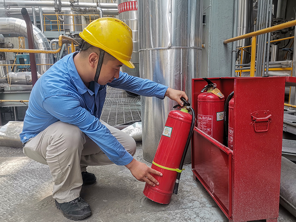 211753087642309644.jpg 青工張根潮檢查滅火器材.jpg