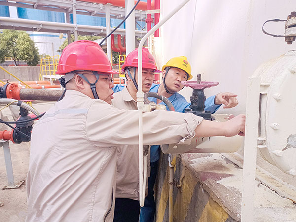7月30日下午，公司副總工程師、生產(chǎn)部安全風險排查工作-圖為630罐區(qū).jpg