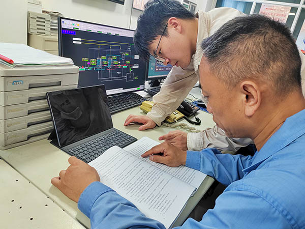 081754625396198715.jpg 魏高強為董宇斌講解鍋爐理論知識.jpg