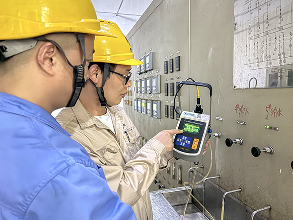 181755476678120313.jpg 畢加佳和班組人員正在排查.jpg