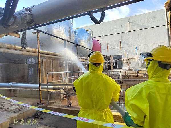 201755685896195974.jpg 2025.8.19崗位人員用高壓水槍噴淋堿罐泄漏處.jpg