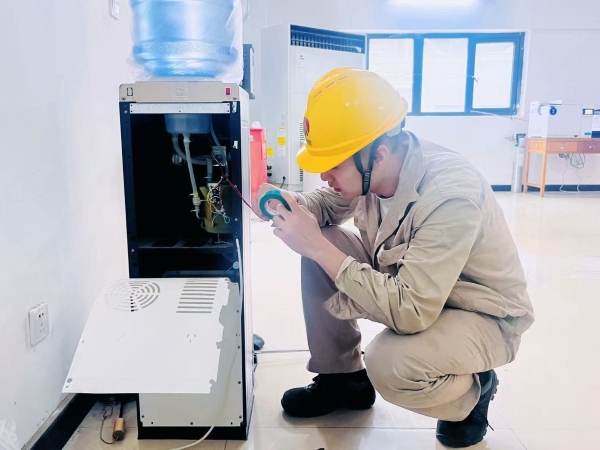 2025年中期檢修，彬州公司電儀分部職工劉鵬遠修理飲水機.jpg