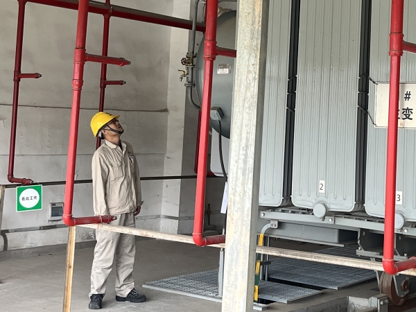 301756521728829420.jpg 運(yùn)行工段長(zhǎng)馮向陽(yáng)正在現(xiàn)場(chǎng)檢查現(xiàn)場(chǎng)工作工況.jpg