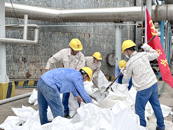 9月10日，動力車間脫鹽水工段團員突擊隊正在分裝石英砂.jpg