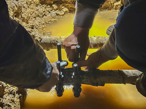 061762411196407008.jpg 現(xiàn)場安裝卡具.jpg