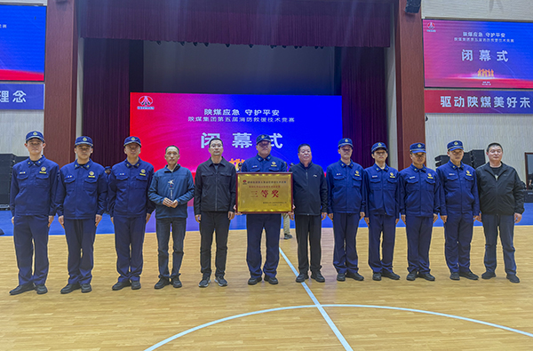 071762497298201919.jpg 槽車(chē)堵漏三等獎(jiǎng)合照.jpg