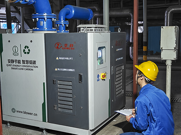 071762502895913174.jpg 操作人員檢查磁懸浮風(fēng)機運行情況,記錄運行數(shù)據(jù).jpg