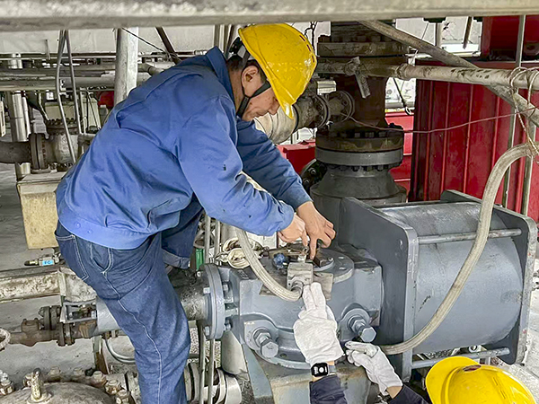 11月7日立冬當(dāng)天，冒著寒風(fēng)細(xì)雨，計(jì)控電儀部?jī)x表工們正在現(xiàn)場(chǎng)進(jìn)行檢修工作，為冬季裝置平穩(wěn)運(yùn)行筑牢安全屏障3  futu.jpg