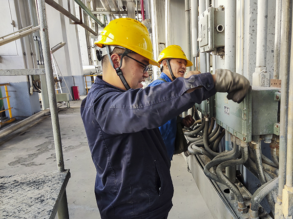 11月7日立冬當(dāng)天，冒著寒風(fēng)細(xì)雨，計(jì)控電儀部?jī)x表工們正在現(xiàn)場(chǎng)進(jìn)行檢修工作，為冬季裝置平穩(wěn)運(yùn)行筑牢安全屏障.jpg