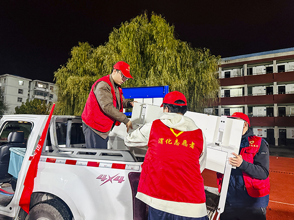 101762736925152821.jpg 2025年11月8日渭化集團(tuán)“安康杯”足球賽決賽-搬運(yùn)物資.jpg