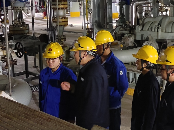 圖2 班長(zhǎng)現(xiàn)場(chǎng)教學(xué)防凍操作技能。.jpg