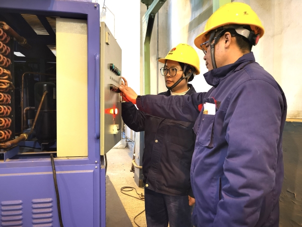 251764053253127787.jpg 技術(shù)人員對開關(guān)設(shè)備進(jìn)行調(diào)試.jpg